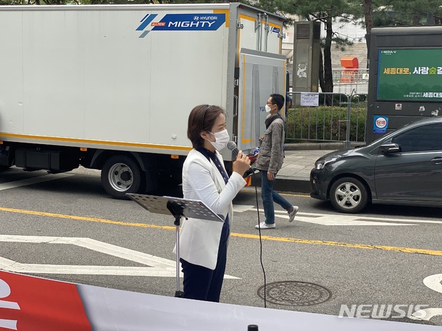 [서울=뉴시스] 이기상 기자 = 사랑제일교회 측 변호인단인 강연재 변호사가 3일 낮 1시30분께 광화문역 인근에 배치된 경찰을 향해 발언하고 있다. 