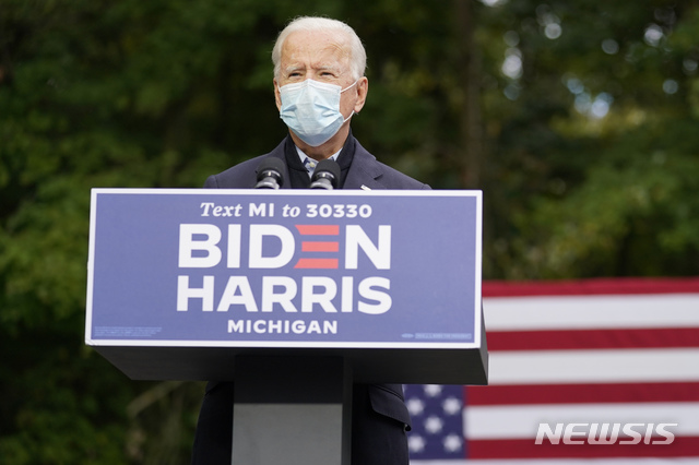 [그랜드래피즈=AP/뉴시스] 2일(현지시간) 미국 미시간주 그랜드래피즈 유세에서 조 바이든 민주당 대선후보가 마스크를 착용한 채 연설하고 있다. 2020.10.03.