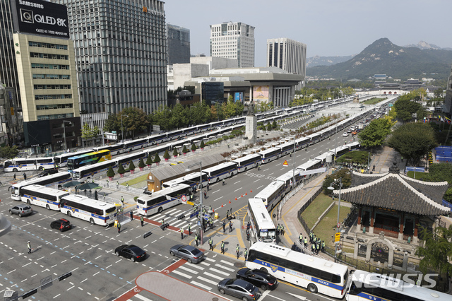 [서울=뉴시스] 고승민 기자 = 코로나19 전파 우려로 일부 보수단체의 개천절 집회가 전면 금지된 3일 서울 광화문광장 일대가 경찰 봉쇄돼 있다. 경찰은 이날 서울 도심에 검문소 90개소를 설치하고 800여명의 경력을 동원했다. 21개 기동대 등 부대 인력도 배치됐다. 2020.10.03. kkssmm99@newsis.com