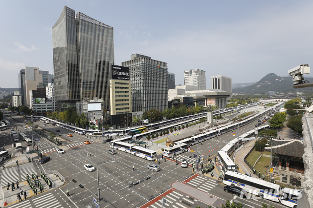 [서울=뉴시스] 고승민 기자 = 신종 코로나바이러스 감염증(코로나19) 전파 우려로 일부 보수단체의 개천절 집회가 전면 금지된 지난 3일 서울 광화문광장 일대가 경찰 봉쇄돼 있다. 2020.10.03. kkssmm99@newsis.com