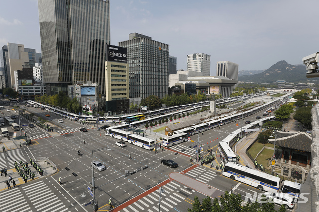 [서울=뉴시스] 고승민 기자 = 코로나19 전파 우려로 일부 보수단체의 개천절 집회가 전면 금지된 3일 서울 광화문광장 일대가 경찰 봉쇄돼 있다. 경찰은 이날 서울 도심에 검문소 90개소를 설치하고 800여명의 경력을 동원했다. 21개 기동대 등 부대 인력도 배치됐다. 2020.10.03. kkssmm99@newsis.com