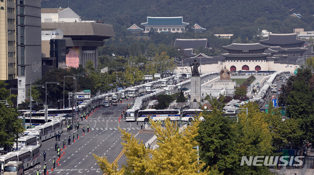 [서울=뉴시스] 고승민 기자 = 코로나19 전파 우려로 일부 보수단체의 개천절 집회가 전면 금지된 3일 서울 광화문광장 일대가 경찰 봉쇄돼 있다. 경찰은 이날 서울 도심에 검문소 90개소를 설치하고 800여명의 경력을 동원했다. 21개 기동대 등 부대 인력도 배치됐다. 2020.10.03. kkssmm99@newsis.com