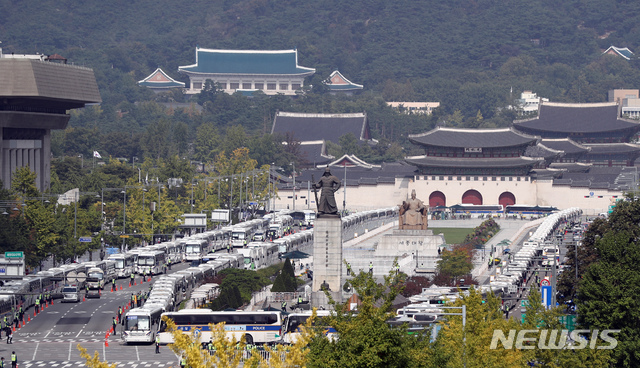 [서울=뉴시스] 고승민 기자 = 코로나19 전파 우려로 일부 보수단체의 개천절 집회가 전면 금지된 3일 서울 광화문광장 일대가 경찰 봉쇄돼 있다. 경찰은 이날 서울 도심에 검문소 90개소를 설치하고 800여명의 경력을 동원했다. 21개 기동대 등 부대 인력도 배치됐다. 2020.10.03. kkssmm99@newsis.com