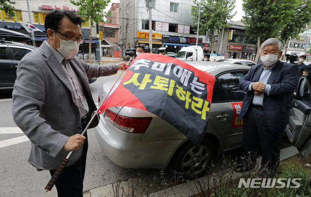 [서울=뉴시스] 박진희 기자 = 최명진(왼쪽) 새로운한국을위한국민운동(새한국) 사무총장과 서경석 목사가 3일 오후 서울 강동구민회관 인근에서 진행된 보수단체 새한국 주최 개천절 차량집회 준비를 하고 있다. 2020.10.03. pak7130@newsis.com 