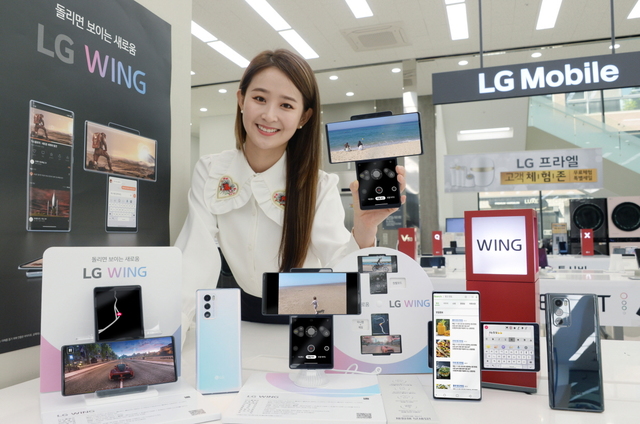 [서울=뉴시스]LG전자가 전략 스마트폰 ‘LG 윙(LG WING)’을 한국(6일)과 미국(15일) 시장에 출시한다. 모델이 LG 윙을 소개하고 있다. (사진=LG전자 제공) 2020.10.04