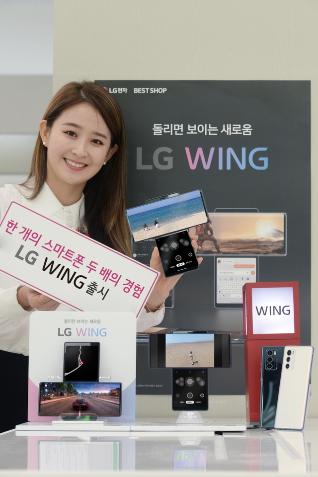 [서울=뉴시스][서울=뉴시스]LG전자가 전략 스마트폰 ‘LG 윙(LG WING)’을 한국(6일)과 미국(15일) 시장에 출시한다. 모델이 LG 윙을 소개하고 있다. (사진=LG전자 제공) 2020.10.04