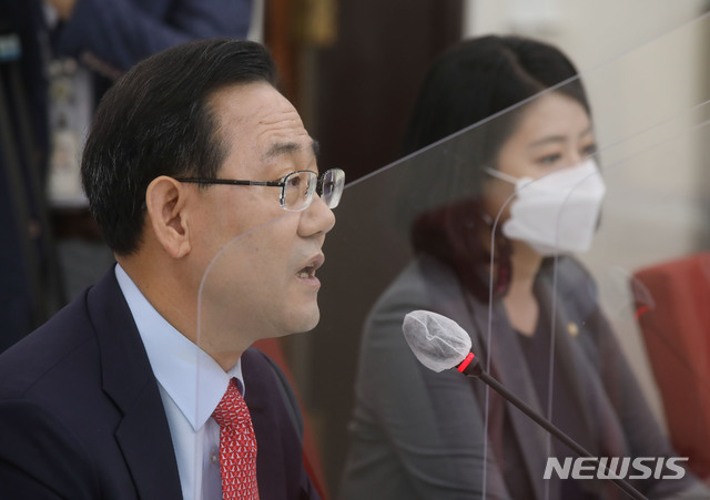 [서울=뉴시스] 김진아 기자 = 주호영 국민의힘 원내대표가 4일 오전 서울 여의도 국회에서 기자간담회를 하고 있다. (공동취재사진) 2020.10.04. photo@newsis.com