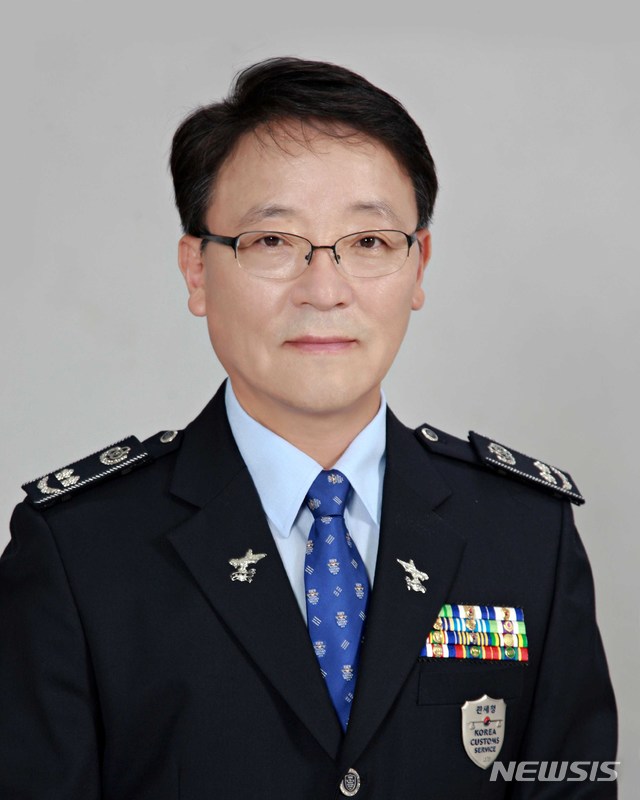 [부산=뉴시스] 부산 용당세관은 5일 정윤성(53) 제33대 용당세관장이 취임했다고 밝혔다. (용당세관 제공)