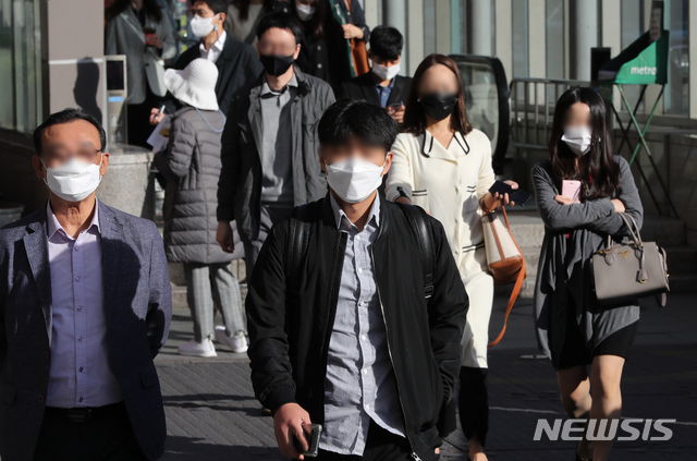 [서울=뉴시스]이윤청 기자 = 큰 일교차를 나타내며 아침 기온이 떨어진 지난 5일 서울 강남구 신논현역 인근에서 시민들이 외투를 입고 출근하고 있다. 2020.10.05. radiohead@newsis.com