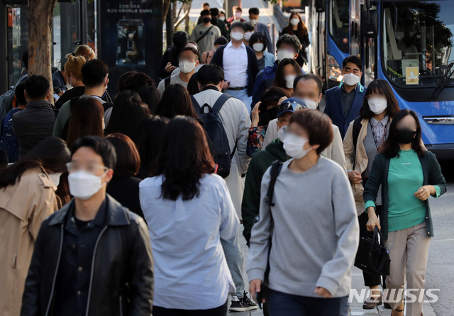 [서울=뉴시스]이윤청 기자 = 추석 연휴가 끝난 5일 서울 강남구 신논현역 인근에서 시민들이 마스크를 쓰고 출근하고 있다. 다음달 13일부터 마스크를 버스, 지하철 등 대중교통과 병원, 요양원, 집회시위장 등에서 쓰지 않으면 과태료 10만원이 부과된다. 2020.10.05.  radiohead@newsis.com