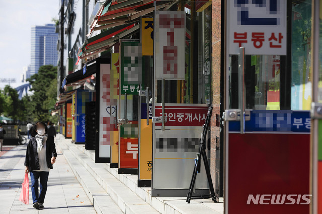 [서울=뉴시스] 박민석 기자 = 한국감정원에 따르면 지난달 28일 조사 기준 수도권 아파트 전셋값 상승률은 0.15%로 작년 8월 둘째주 이후 60주 연속 상승했고, 특히 서울 아파트 전셋값은 이번주 0.09% 올라 66주 연속 상승으로 지난주(0.08%)보다 상승폭을 소폭 키웠다. 사진은 5일 서울 송파구의 부동산 밀집지역의 부동산 업체들이 모여 있는 모습. 2020.10.05.  mspark@newsis.com