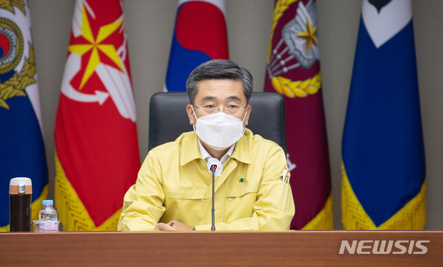 [서울=뉴시스] 이영환 기자 = 서욱 국방부 장관이 5일 서울 용산구 국방부에서 열린 포천 군부대 코로나19 다수 확진자 발생 관련 긴급 주요지휘관회의에 참석해 지역사회와 타 장병들로의 추가 확산방지를 위한 철저한 후속 조치를 시행할 것을 당부하고 있다.(사진=국방부 제공) 2020.10.05. photo@newsis.com