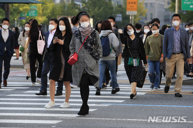 [서울=뉴시스] 박민석 기자 = 서울 지역 아침 기온이 8도까지 떨어진 6일 오전 서울 종로구 세종로네거리에서 긴팔 차림의 시민들이 출근길 발걸음을 옮기고 있다. 2020.10.06. mspark@newsis.com