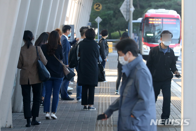 [서울=뉴시스] 배훈식 기자 = 지난 6일 오전 출근시간, 서울 영등포구 여의도 환승센터에서 외투를 입은 시민들이 버스를 기다리고 있다. 2020.10.06. dahora83@newsis.com