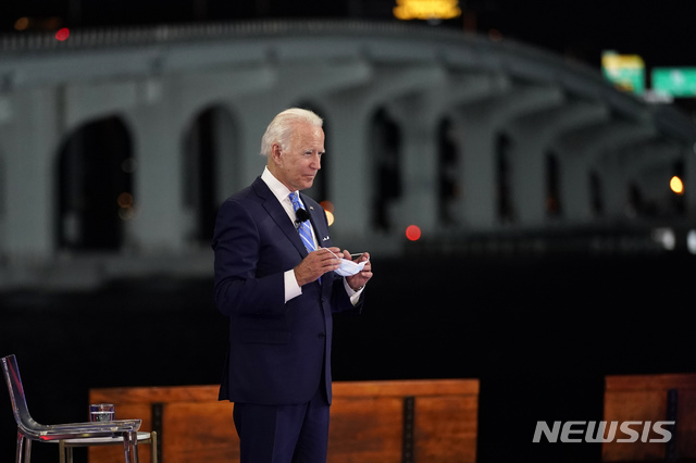 [마이애미=AP/뉴시스]조 바이든 미국 민주당 대선 후보가 지난 5일 플로리다 마이애미 NBC 타운홀 행사에서 마스크를 들고 있다. 2020.10.21.