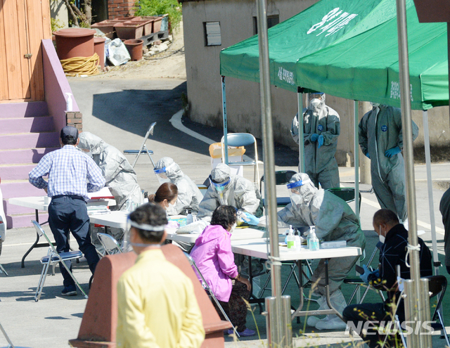 [정읍=뉴시스] 김얼 기자 = 신종 코로나바이러스 감염증(코로나19)의 확진자가 발생해 전북 정읍시 정우면 양지마을 전체가 이동 제한조치가 내려진 6일 마을주민들이 양지경로회관 인근에 마련한 선별진료소를 방문해 발열 검사와 검체 채취를 하고 있다. 2020.10.06.pmkeul@newsis.com