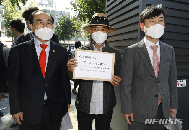 [서울=뉴시스] 고승민 기자 = 북한군에 피격돼 숨진 해양수산부 산하 서해어업지도관리단 소속 해양수산서기(8급) A씨의 형 이래진 씨가 국민의힘 하태경, 태영호 의원과 함께 서울 종로구 북한인권사무소에 진상조사를 촉구하는 요청서를 전달하기 위해 사무소로 향하고 있다. 2020.10.06. kkssmm99@newsis.com