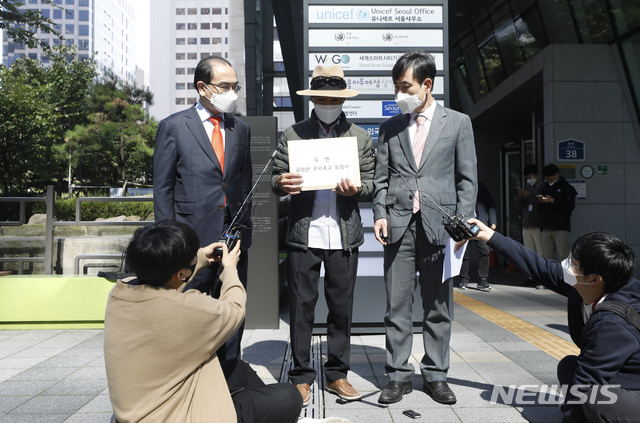 [서울=뉴시스] 고승민 기자 = 북한군에 피격돼 숨진 해양수산부 산하 서해어업지도관리단 소속 해양수산서기(8급) A씨의 형 이래진(가운데) 씨가 국민의힘 하태경, 태영호 의원과 함께 서울 종로구 북한인권사무소에 진상조사를 촉구하는 요청서를 전달하기 전 취재진 질문에 답하고 있다. 2020.10.06. kkssmm99@newsis.com