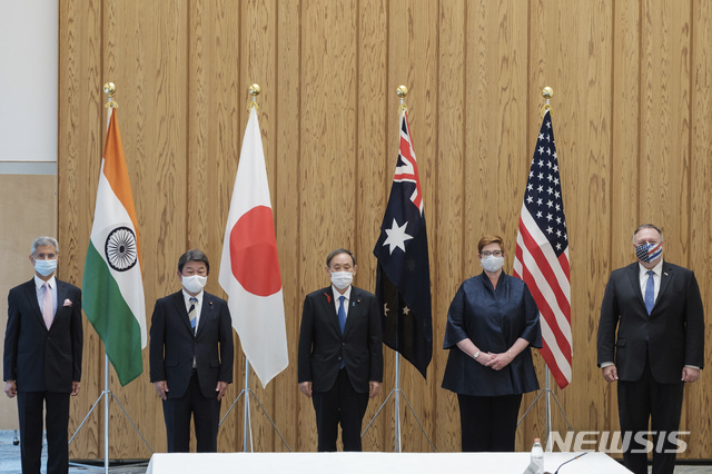[도쿄=AP/뉴시스]2020년 10월 6일 도쿄에서 열린 미국·일본·호주·인도 등 4개국 협의체 쿼드(Quad) 외교장관 회의에서 참가자들이 기념 촬영을 하고 있다. 2020.10.6.