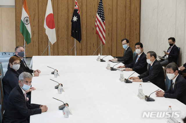 [도쿄=AP/뉴시스]2020년 10월6일 일본 도쿄의 총리공관에서 미국·일본·호주·인도  이 중국을 견제하기 위해 만든 다자 안보협의체, '쿼드' 회의를 개최하고 있는 모습. 2020.10.06. 