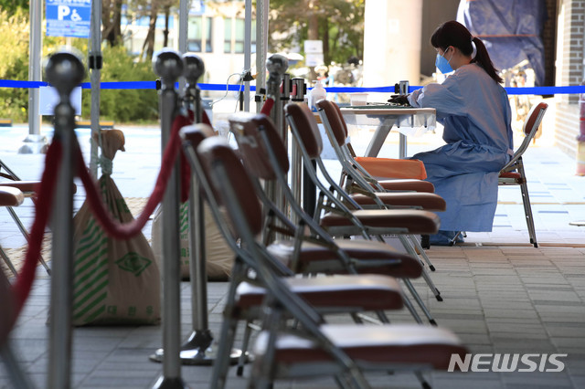 [서울=뉴시스] 박민석 기자 = 국내 발생 신종 코로나바이러스(코로나19) 확진자 수가 이틀 연속 60명대로 유지되고 있는 6일 서울 마포구 마포구보건소 신종 코로나바이러스 감염증(코로나19) 선별진료소 실외 대기실에서 의료진이 코로나19 검사자를 기다리고 있다. 2020.10.06. mspark@newsis.com