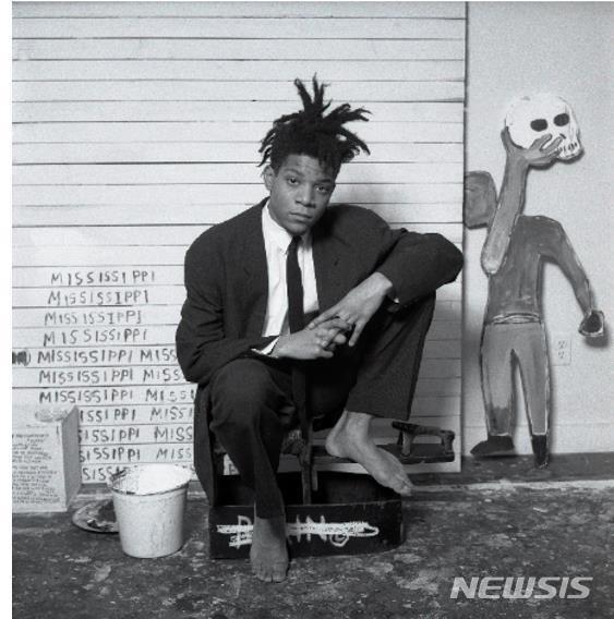 [서울=뉴시스] 장 미쉘 바스키아(1960~1988) Photo © Dmitri Kasterine. All Rights Reserved. Artwork © Estate of Jean-Michel Basquiat. Licensed by Artestar, New York’. 1960년 뉴욕 브루클린에서, 아이티공화국 출신의 아버지와 푸에르토리코 계 미국인 어머니 사이에서 태어났다. 프랑스어가 모국어였던 아버지와 스페인어 를 쓰는 어머니 밑에서 성장한 바스키아는 영어와 프랑스어, 스페인어를 완벽하게 구사할 수 있었고, 이것은 그의 작품 속에 다양한 언어를 표현하는 초석이 된다. 