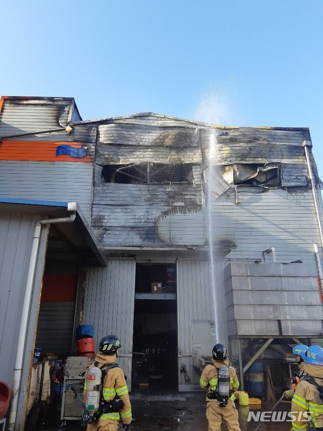[안산=뉴시스] 7일 오전 7시 56분께 안산시 성곡동 한 공장에서 불이자 공장 노동자 1명이 화상을 입은 사고가 발생했다. 