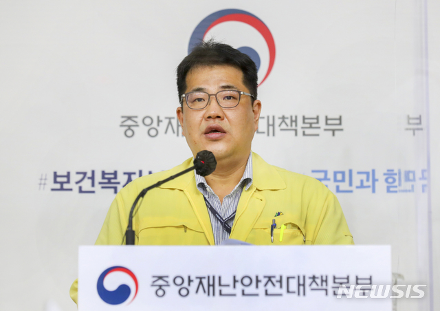 [서울=뉴시스] 박민석 기자 = 손영래 보건복지부 중앙사고수습본부 전략기획반장이 7일 세종시 정부세종청사에서 신종 코로나바이러스 감염증(코로나19) 관련 중앙재난안전대책본부 정례 브리핑을 하고 있다. (사진=보건복지부 제공) 2020.10.07.  photo@newsis.com