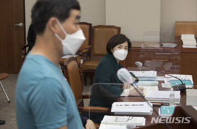 [서울=뉴시스] 김진아 기자 = 유은혜 사회 부총리 겸 교육부 장관이 7일 서울 여의도 국회에서 열린 교육위원회의 교육부 등에 대한 국정감사에서 중고생의 자녀를 둔 학부모인 함종길 참고인의 온라인 수업의 문제점에 대한 진술을 듣고 있다. (공동취재사진) 2020.10.07.  photo@newsis.com