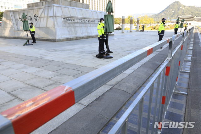 [서울=뉴시스] 박민석 기자 = 한글날을 하루 앞둔 8일 오전 서울 종로구 광화문광장에 집회를 방지하기 위한 펜스가 설치돼 있다. 2020.10.08.  mspark@newsis.com 