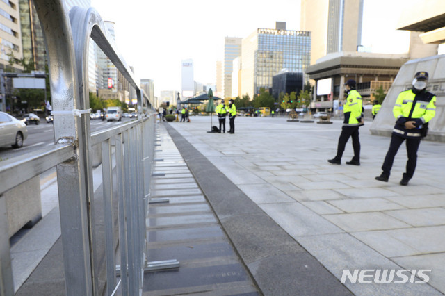 [서울=뉴시스] 박민석 기자 = 한글날을 하루 앞둔 8일 오전 서울 종로구 광화문광장에 집회를 방지하기 위한 펜스가 설치돼 있다. 2020.10.08. mspark@newsis.com