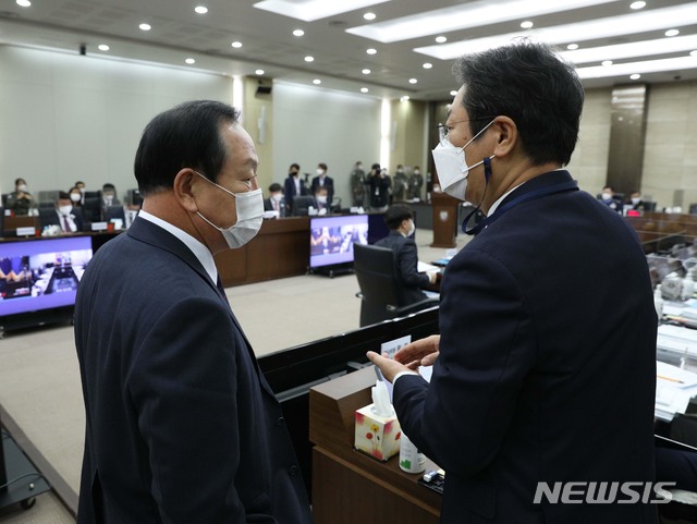 [서울=뉴시스]국회사진기자단 = 황희 더불어민주당 간사(오른쪽)와 한기호 국민의힘 간사가 8일 오전 서울 용산구 합동참모본부에서 열린 국회 국방위원회의 합동참모본부에 대한 국정감사에서 대화하고 있다. 2020.10.08. photo@newsis.com