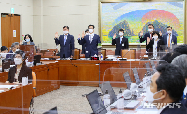 [서울=뉴시스]최동준 기자 = 조성욱 공정거래위원장 등이 8일 국회 정무위원회에서 열린 공정거래위원회·한국소비자원 등 국정감사에서 선서하고 있다. 왼쪽부터 조성욱, 신동권 한국공정거래조정원장, 김재신 공정위 부위원장, 이희숙 한국소비자원장. (공동취재사진) 2020.10.08.  photo@newsis.com