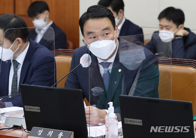 [서울=뉴시스]김선웅 기자 = 정희용 국민의힘 의원이 8일 오전 서울 여의도 국회에서 열린 과학기술정보방송통신위원회의 방통위에 대한 국정감사에서 질의를 하고 있다. (공동취재사진) 2020.10.08.  photo@newsis.com