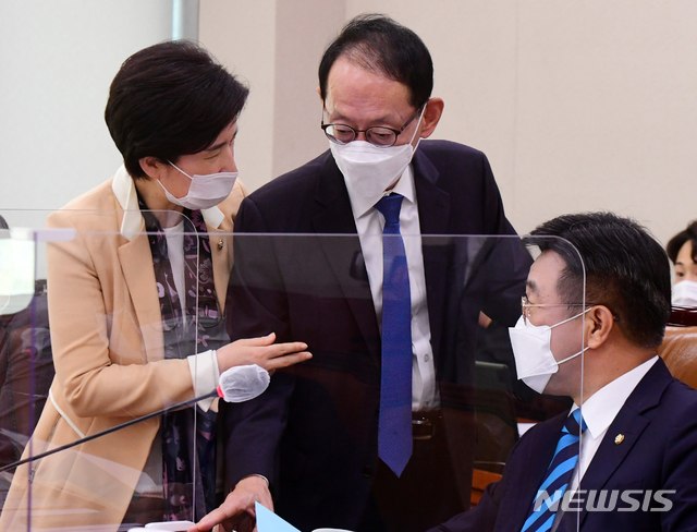 [서울=뉴시스]김선웅 기자 = 윤호중(오른쪽) 국회 법제사법위원장이 8일 서울 여의도 국회 법제사법위원회에서 열린 헌법재판소 등에 대한 국정감사에서 백혜련(왼쪽) 더불어민주당 간사, 김도읍 국민의힘 간사와 대화를 하고 있다. (공동취재사진) 2020.10.08. photo@newsis.com