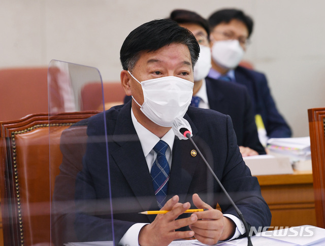 [서울=뉴시스]최동준 기자 = 김홍희 해양경찰청장이 8일 국회에서 열린 농림축산식품해양수산위원회의 해양수산부에 대한 국정감사에서 의원들의 질의에 답변하고 있다. (공동취재사진) 2020.10.08. photo@newsis.com