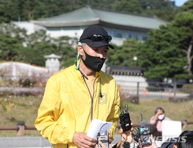 [서울=뉴시스] 조수정 기자 = 북한 피격으로 사망한 공무원 A씨 형 이래진 씨가 8일 서울 청와대 분수대 앞에서 고영호 청와대 시민사회수석 비서관실 행정관과 만나 A씨의 아들이 작성한 원본 편지를 전달한 뒤 기자회견 하고 있다. 2020.10.08. chocrystal@newsis.com