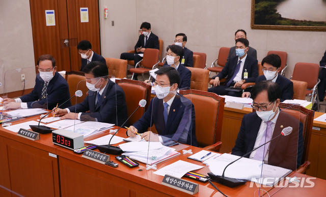 [서울=뉴시스]최동준 기자 = 문성혁 해양수산부 장관이 8일 오후 서울 여의도 국회에서 열린 농림축산식품해양수산위원회의 해양수산부에 대한 국정감사에서 의원들의 질의에 답변하고 있다. (공동취재사진) 2020.10.08. photo@newsis.com