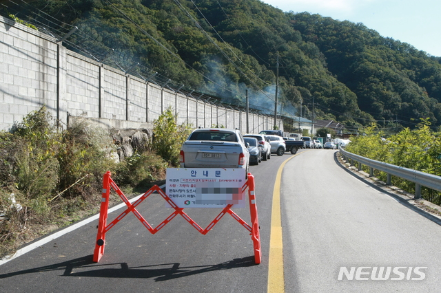 [화천=뉴시스]장경일 기자 = 강원도내 최초로 농가에서 아프리카돼지열병이 확진된 화천군 상서면 돼지사육 농가의 출입이 9일 오전 방역당국에 의해 통제되고 있다. 2020.10.09. jgi1988@newsis.com 