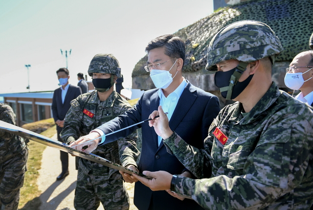 [서울=뉴시스] 서욱 국방부장관(가운데)이 9일 백령도 해병대 6여단에서 서북도서 방어를 위한 군사대비태세를 점검하고 있다. 2020.10.09. (사진=국방부 제공)