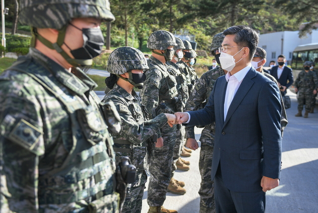 [서울=뉴시스] 서욱 국방부장관(오른쪽)이 9일 해병대 연평부대에서 서북도서 방어에 최선을 다하고 있는 장병들을 격려하고 있다. 2020.10.09. (사진=국방부 제공)