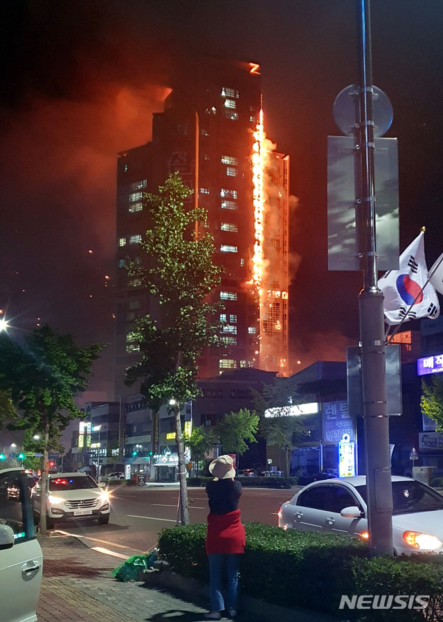 [울산=뉴시스] 지난 2020년 10월 8일 오후 울산 남구 달동 삼환아르누보 아파트에서 대형 화재가 발생해 불길이 건물 전체로 번지고 있다. (사진=독자 제공) 2020.10.09. photo@newsis.com