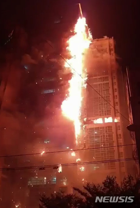 [서울=뉴시스] 8일 오후 11시 7분께 울산시 남구 신정동 아르누보 아파트에서 화재가 발생해 불길이 번지고 있다. (사진=독자 제공)2020.10.09.  photo@newsis.com