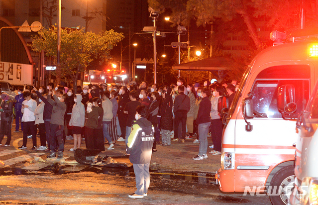 [울산=뉴시스] 배병수 기자 = 지난 8일 오후 11시 7분께 울산시 남구 신정동의 한 33층짜리 주상복합 아파트에서 큰 불이 발생. 대피한 주민들이 불길이 치솟고 있는 현장을 바라보고 있다. 2020.10.09.  bbs@newsis.com