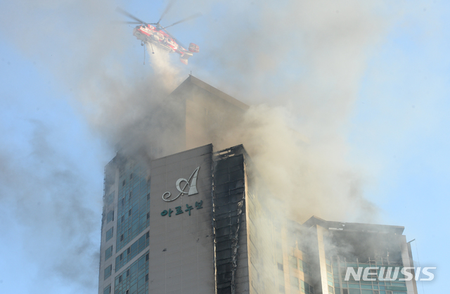 [울산=뉴시스] 배병수 기자 = 지난 8일 오후 11시 7분께 울산시 남구 신정동의 한 33층짜리 주상복합 아파트에서 큰 불이 발생, 소방헬기가 진화작업을 하고 있다. 2020.10.09. bbs@newsis.com