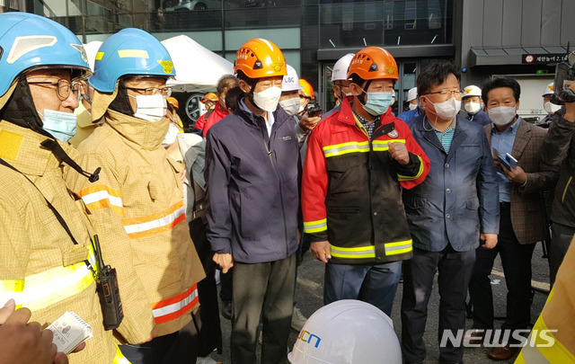 [서울=뉴시스]추상철 기자 = 진영 행정안전부 장관과 정문호 소방청장이 9일 오전 울산 남구 주상복합아파트 화재현장을 찾아 현장 상황을 살피고 있다.(사진=소방청 제공) 2020.10.09. photo@newsis.com