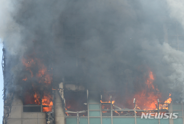 [울산=뉴시스] 배병수 기자 = 지난 8일 오후 11시 7분께 울산시 남구 신정동의 한 33층짜리 주상복합 아파트에서 큰 불이 발생, 9일 꺼져가던 불씨가 강풍으로 되살아나고 있다. 2020.10.09.  bbs@newsis.com 