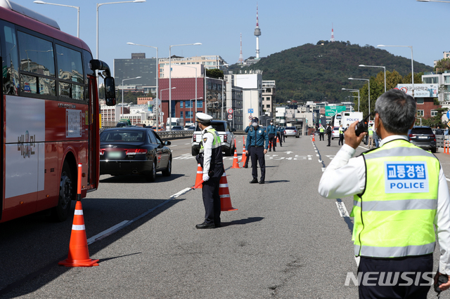 [서울=뉴시스]이윤청 기자 = 한글날인 9일 서울 한남대교 북단에서 경찰이 차량을 이용한 시위 등을 막기 위해 통행차량을 검문하고 있다. 2020.10.09.  radiohead@newsis.com