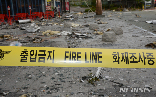 [울산=뉴시스] 배병수 기자 = 지난 8일 오후 11시 7분께 울산시 남구 신정동의 한 33층짜리 주상복합 아파트에서 큰 불이 발생, 9일 화재현장에 파편이 흩어져있다. 2020.10.09.  bbs@newsis.com 