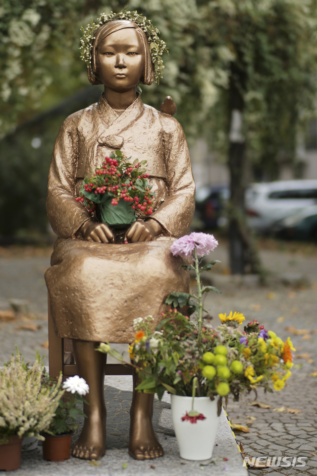 [베를린=AP/뉴시스]지난해 10월 9일(현지시간) 독일 베를린 미테구에 설치된 일본군 위안부를 상징하는 '평화의 소녀상'에 꽃 장식이 놓여져 있다. 2021.07.22.